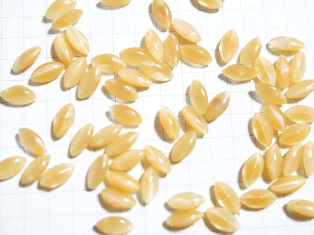 RN160JJ　８×４　ナベット　ベージュムーンストーン<br>淡いベージュ色のムーンストーンナベット。シラーの入り方には個体差があります。<br>画像のマス目は５ｍｍ四方です。大きさの目安にして下さい。<br>８ｍｍ×４ｍｍ　厚さ　３．２ｍｍ<br>