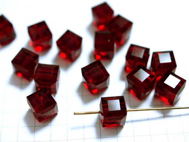 RR242FM　８ｍｍ　クリスタル　＃５６０１　シャム