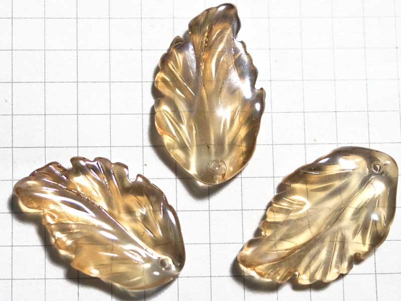 グラスビーズ　２８×１７リーフ　ラスター