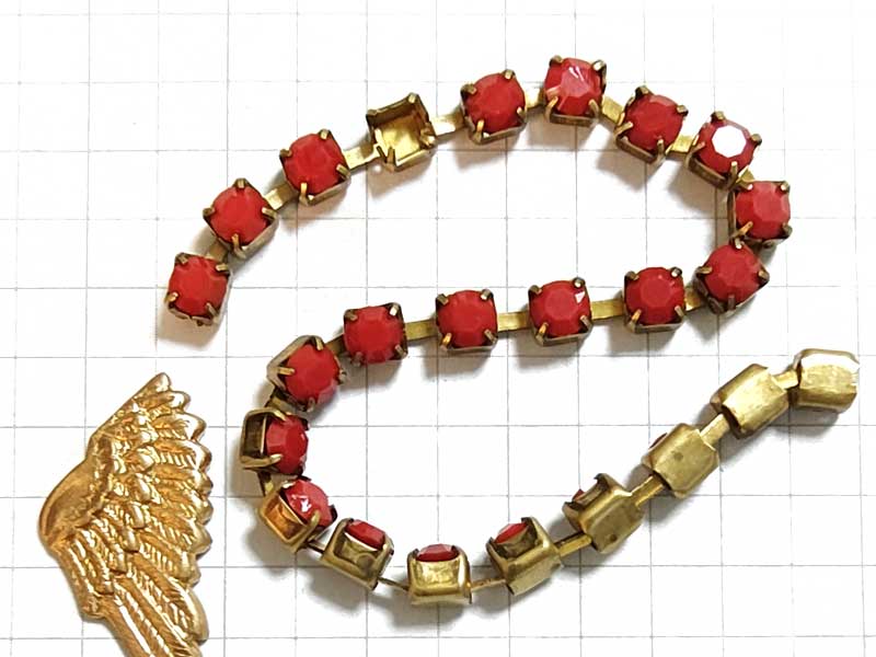 MH210JJ　ラインストーンチェーン　１７ＳＳ　オペークレッド　真鍮